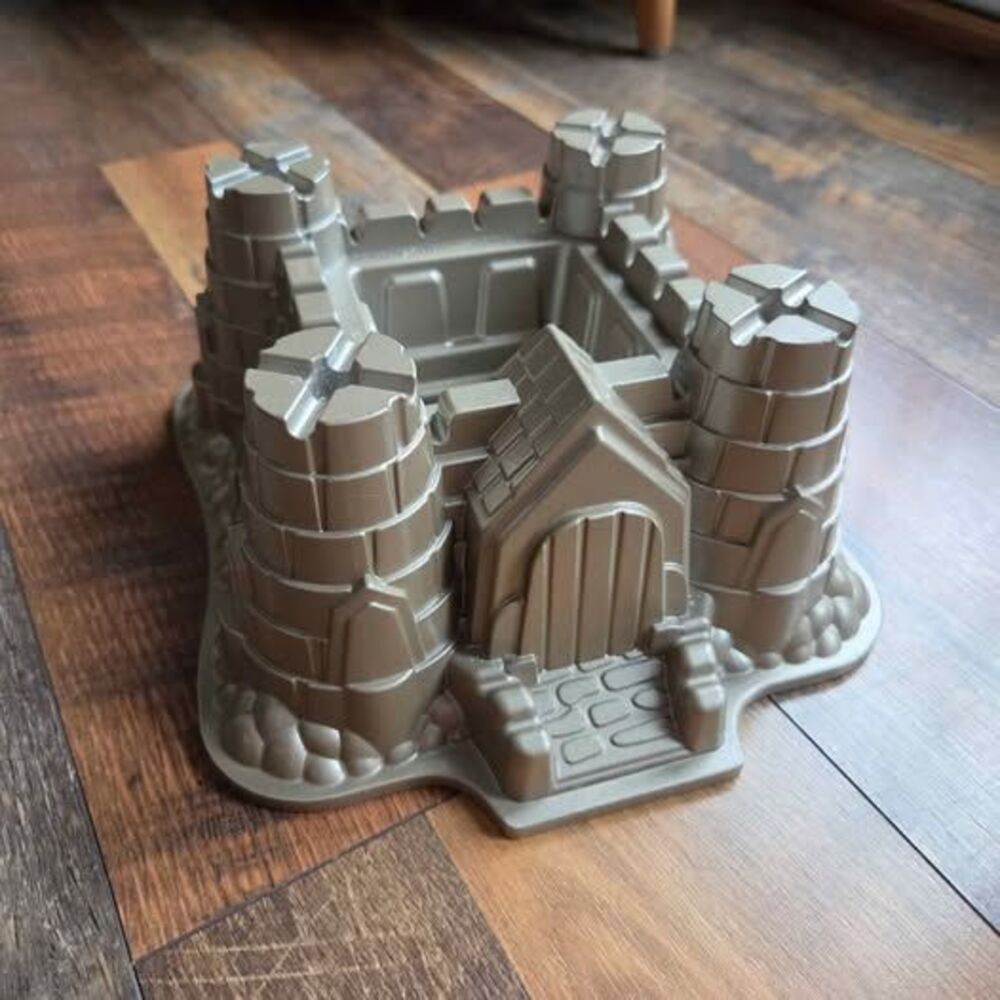 Nordic Ware Castle Bundt Pan 10 Cup Birthday Party Sand Castle/Medieval Castle